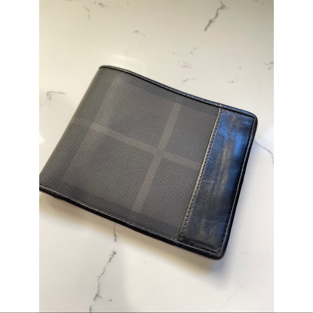 Men’s Burberry leather wallet